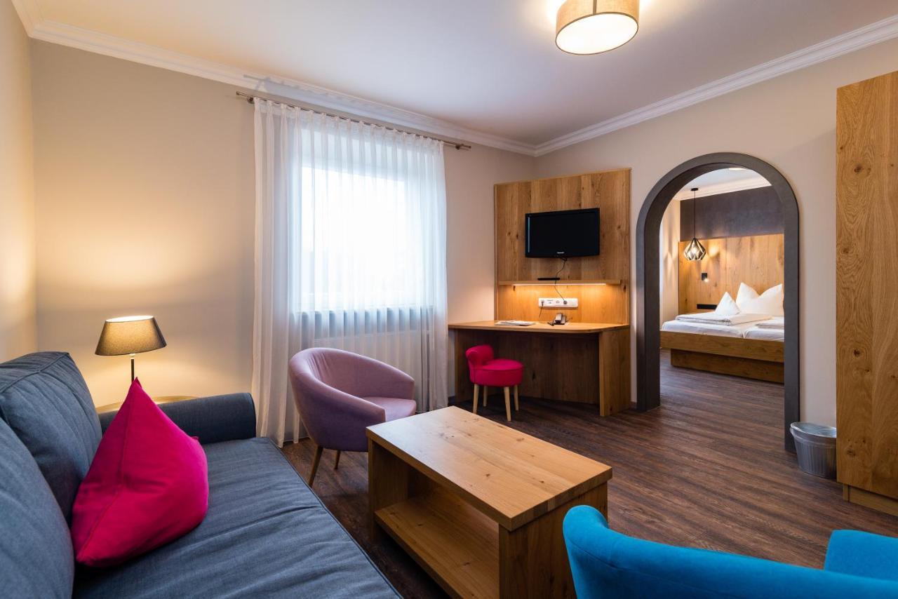 & Richard Held Hotel