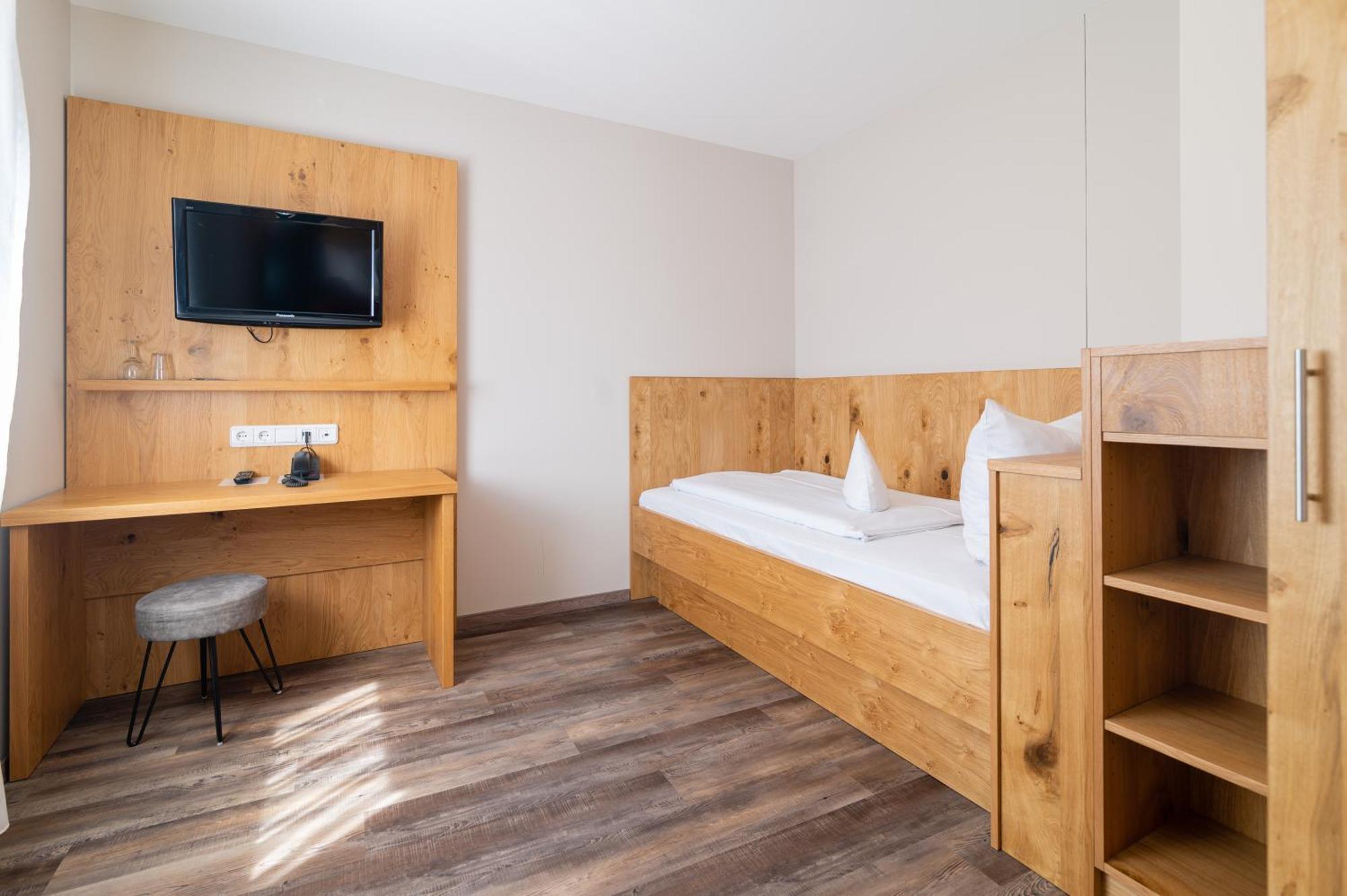& Richard Held Hotel