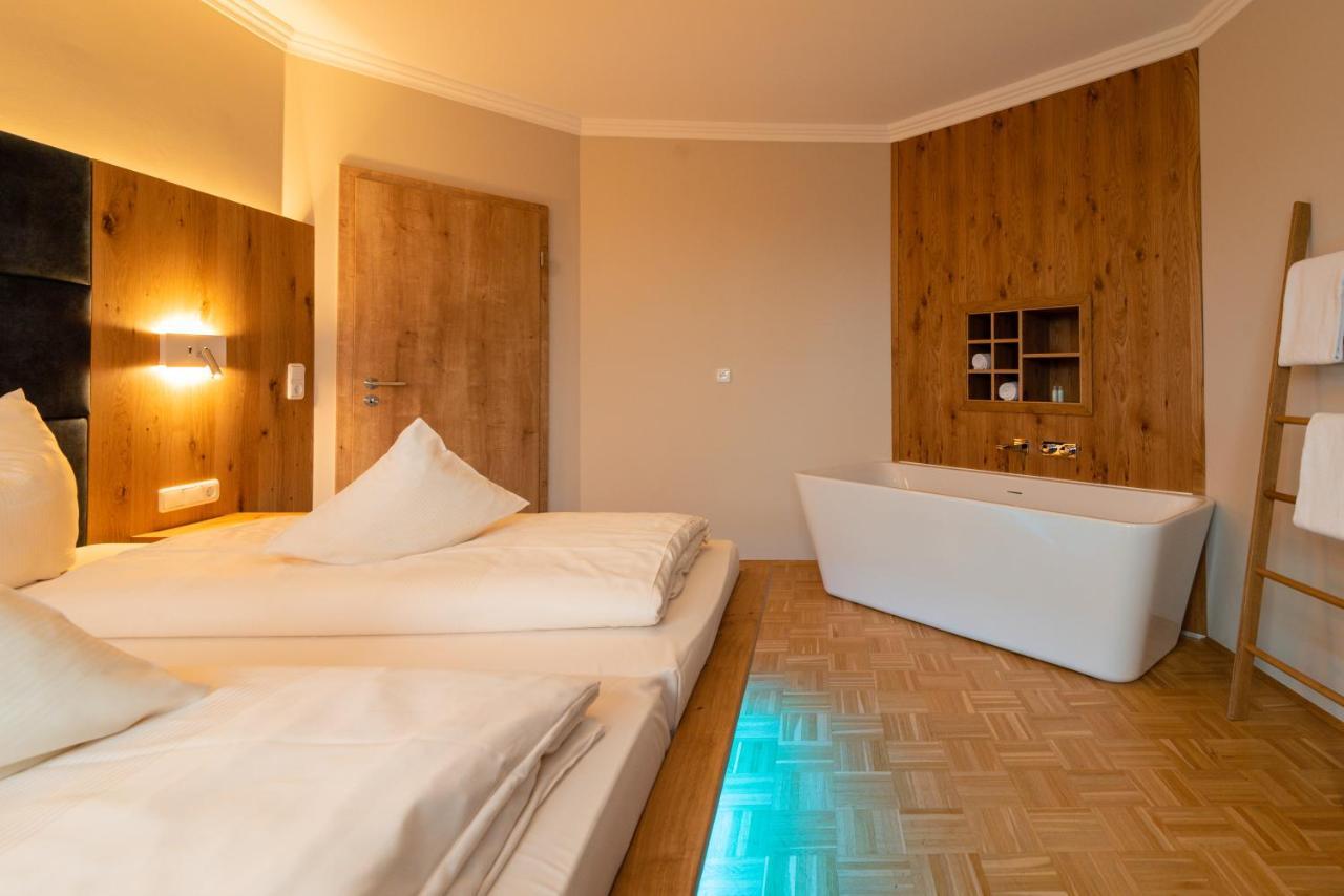 Hotel & Richard Held